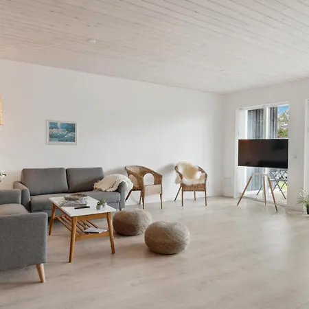 2 Bedroom Lovely In Apartamento